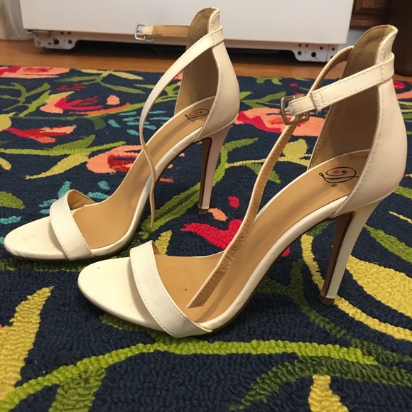 ❌SOLD❌ Simple White Heels - Picture 2 of 7
